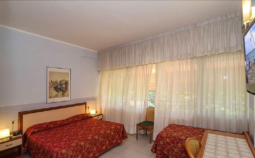 Hotel Le Ginestre リド・ディ・カマイオーレ エクステリア 写真