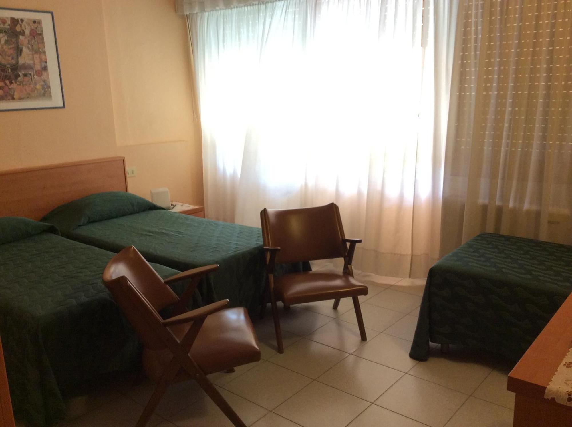 Hotel Le Ginestre リド・ディ・カマイオーレ エクステリア 写真