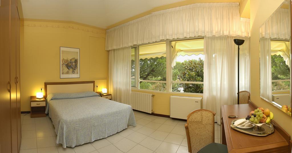 Hotel Le Ginestre リド・ディ・カマイオーレ エクステリア 写真