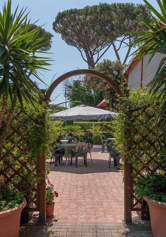Hotel Le Ginestre リド・ディ・カマイオーレ エクステリア 写真