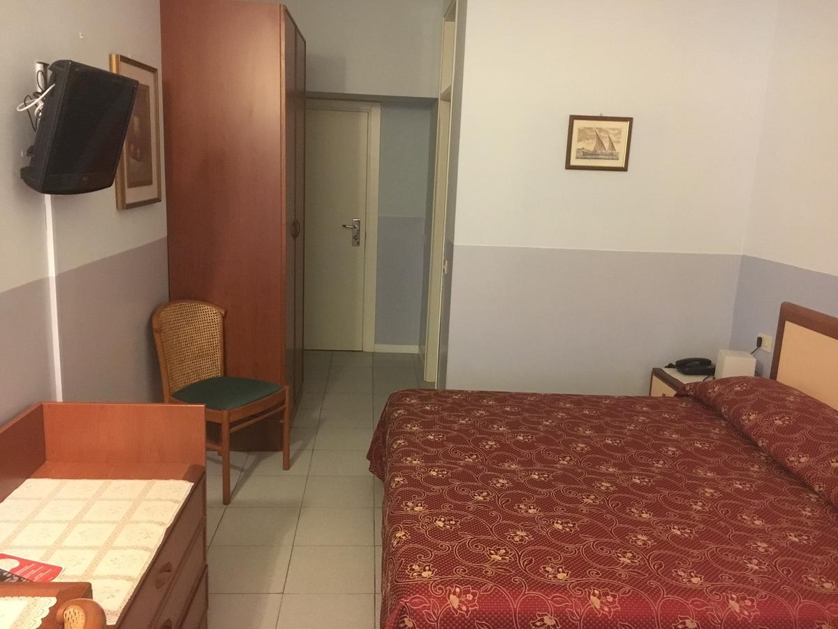 Hotel Le Ginestre リド・ディ・カマイオーレ エクステリア 写真