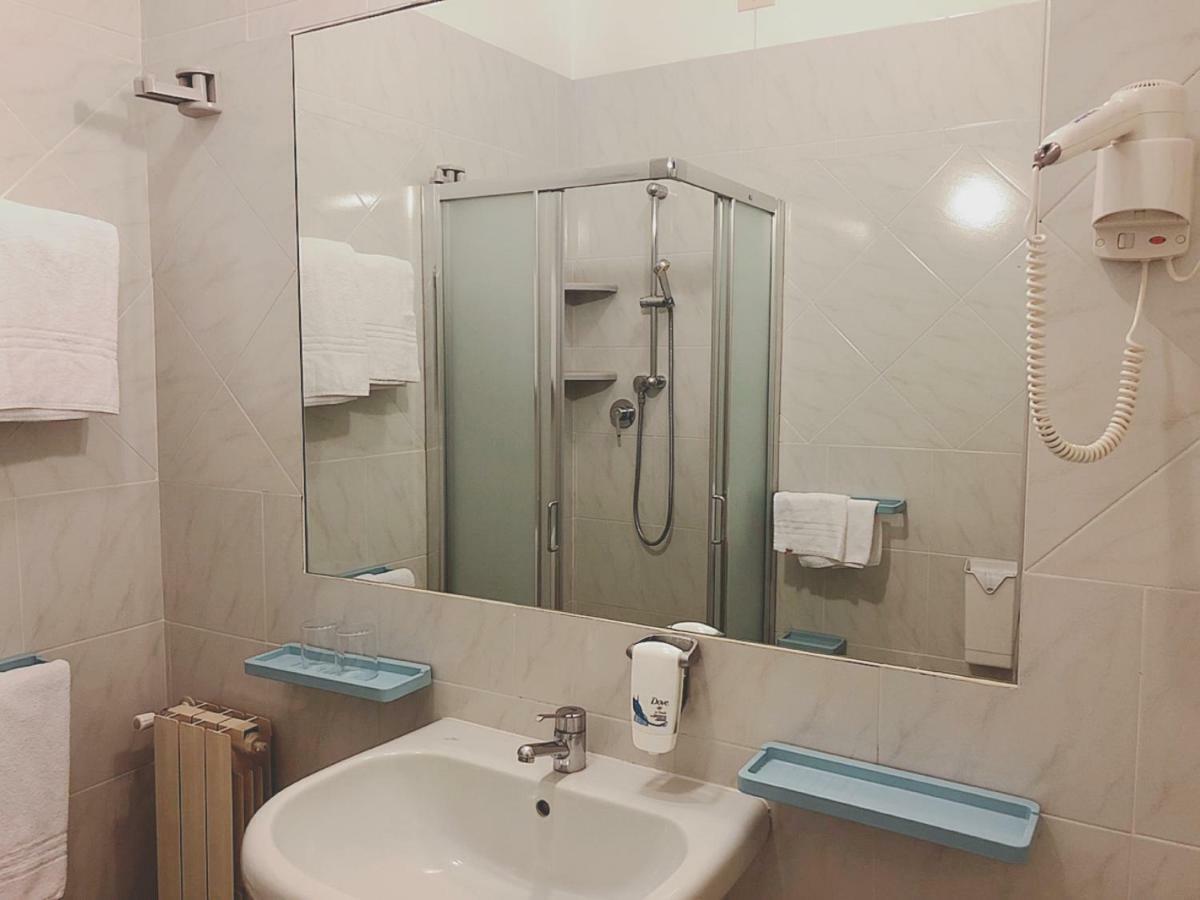 Hotel Le Ginestre リド・ディ・カマイオーレ エクステリア 写真