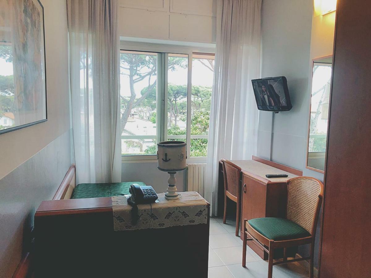 Hotel Le Ginestre リド・ディ・カマイオーレ エクステリア 写真