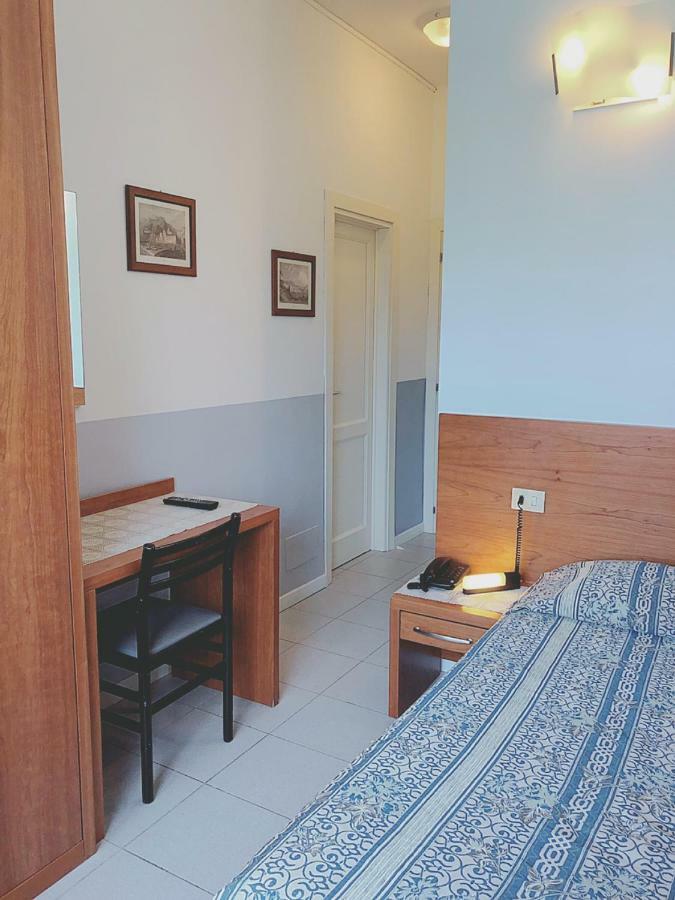 Hotel Le Ginestre リド・ディ・カマイオーレ エクステリア 写真