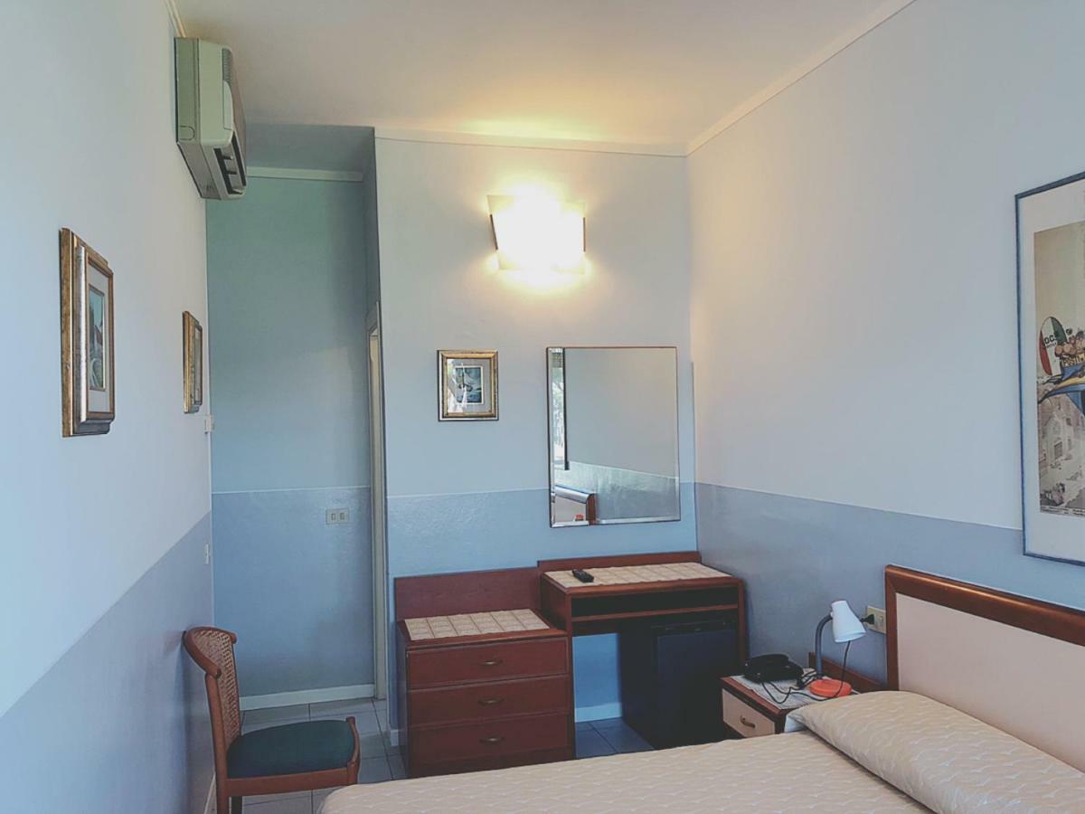 Hotel Le Ginestre リド・ディ・カマイオーレ エクステリア 写真